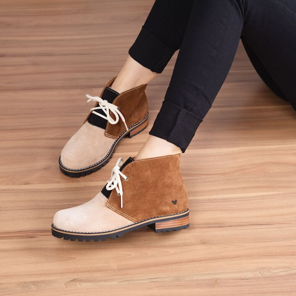 bota marrom bege insane cano curto em couro IMG_8272