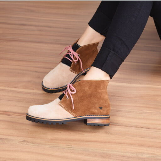 bota marrom bege insane cano curto em couro IMG_8300