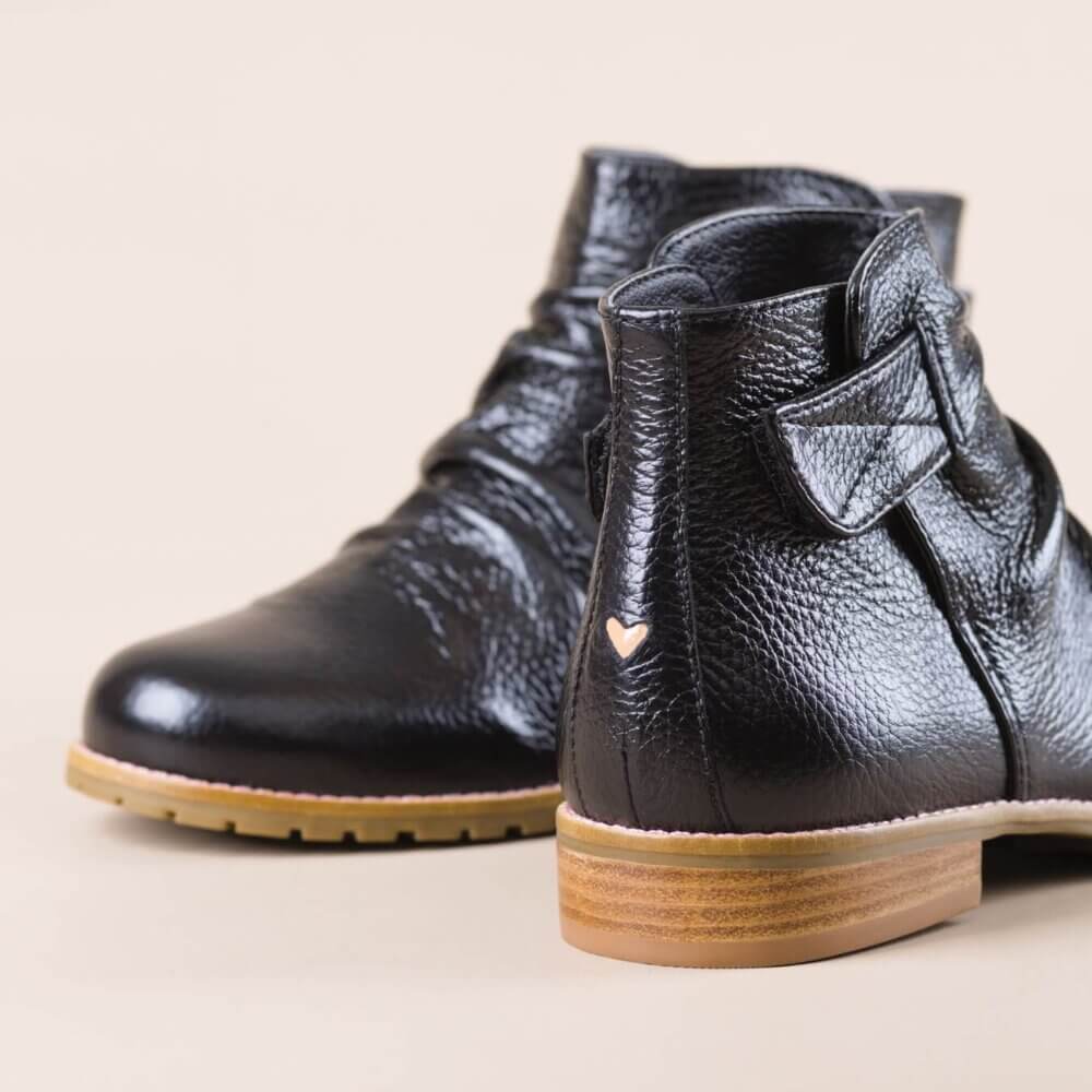 Mad Absolem Preta detalhe em coração da bora franzida em couro legítimo