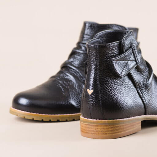 Mad Absolem Preta detalhe em coração da bora franzida em couro legítimo