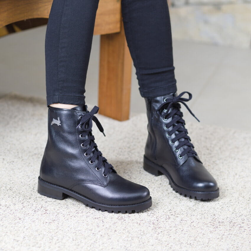 Bota Black Rabbit All Black Alice de Copas 01