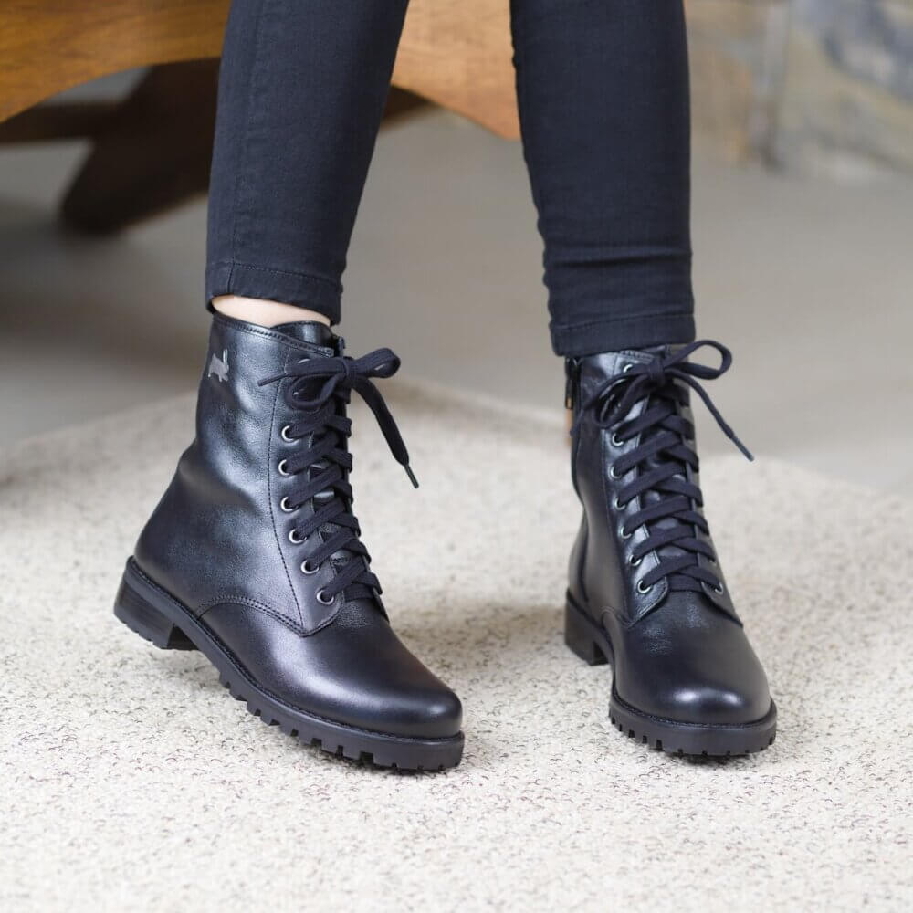 Bota Black Rabbit All Black Alice de Copas 02