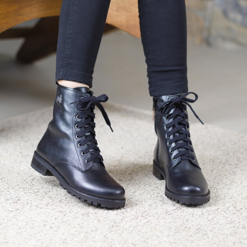 Bota Black Rabbit All Black Alice de Copas 02