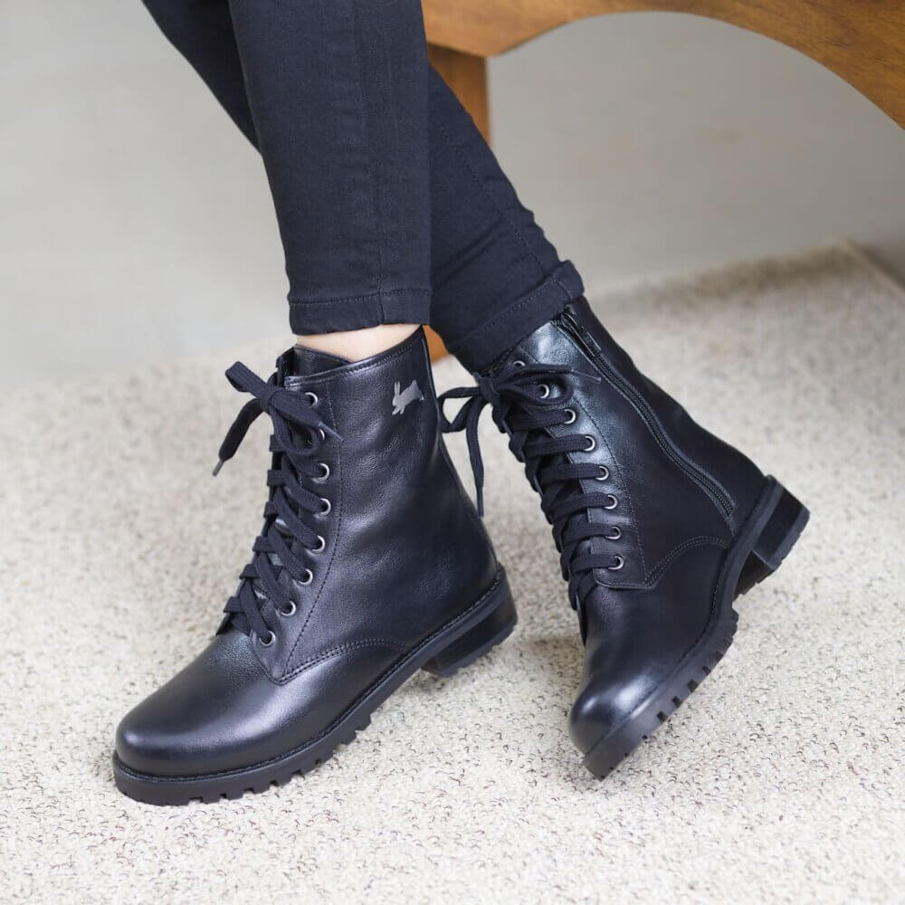 Bota Black Rabbit All Black Alice de Copas 04