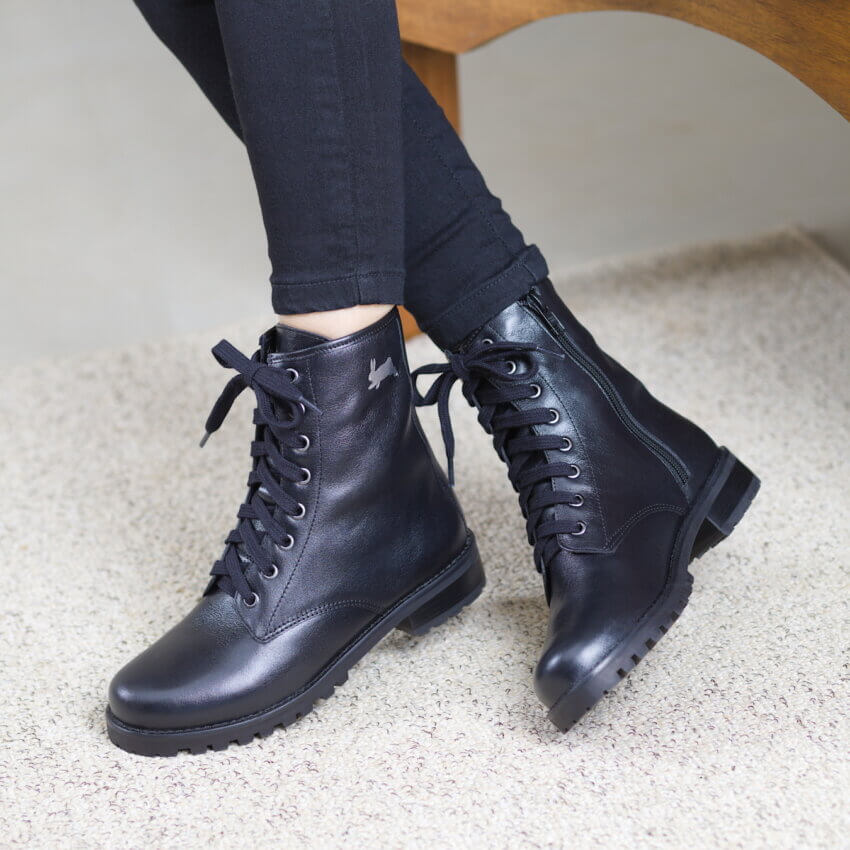 Bota Black Rabbit All Black Alice de Copas 04