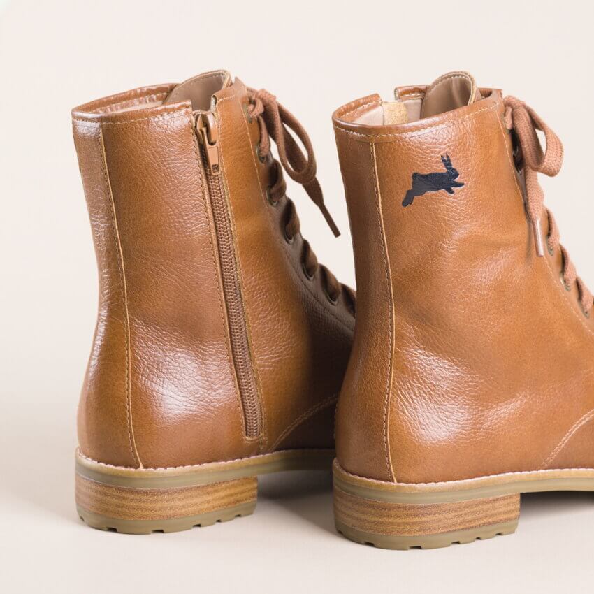 Bota Black Rabbit Scout Camel Com Detalhe de Coelho no Cano Médio