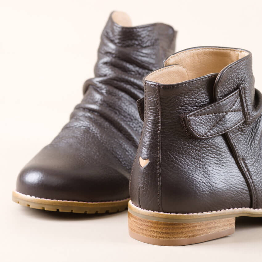 Bota Mad Absolem Brown Em Couro Franzido e Detalhe de Coração