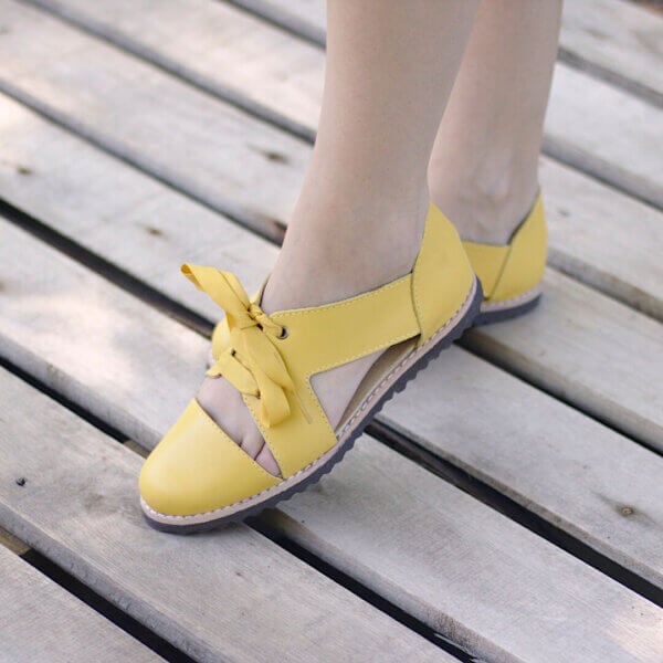 sapatinho-cut-out-amarelo-09