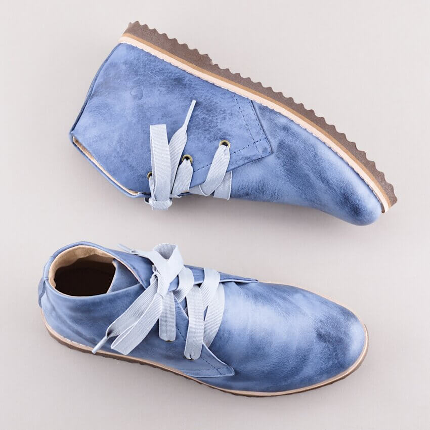 bota cano curto azul com cadarco azul claro lado