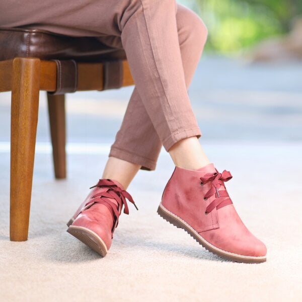 Bota Cano Curto Em Couro Valete Blackberry Alice De Copas 3