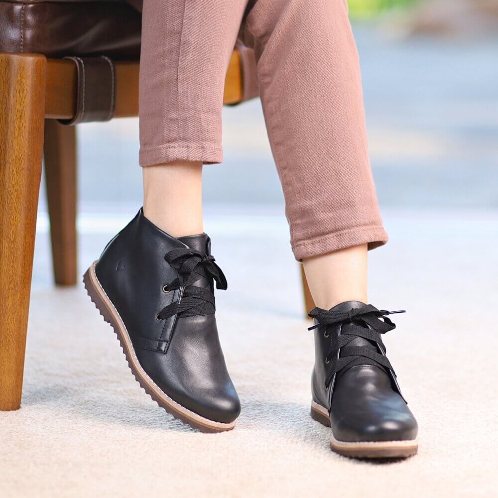 Bota Cano Curto Em Couro Valete Preta 1