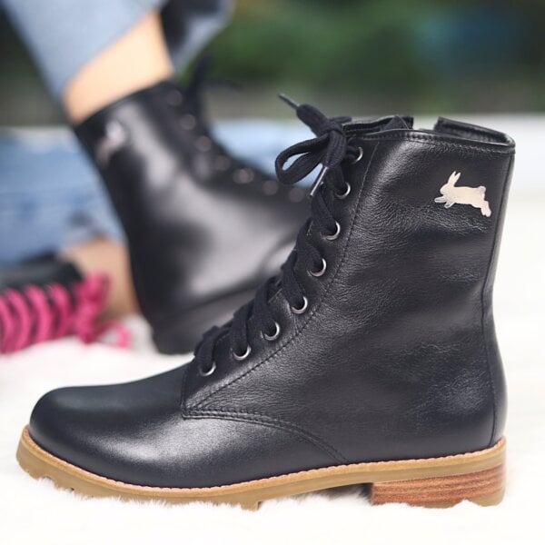 Black Rabbit All Black em couro Alice de Copas 09