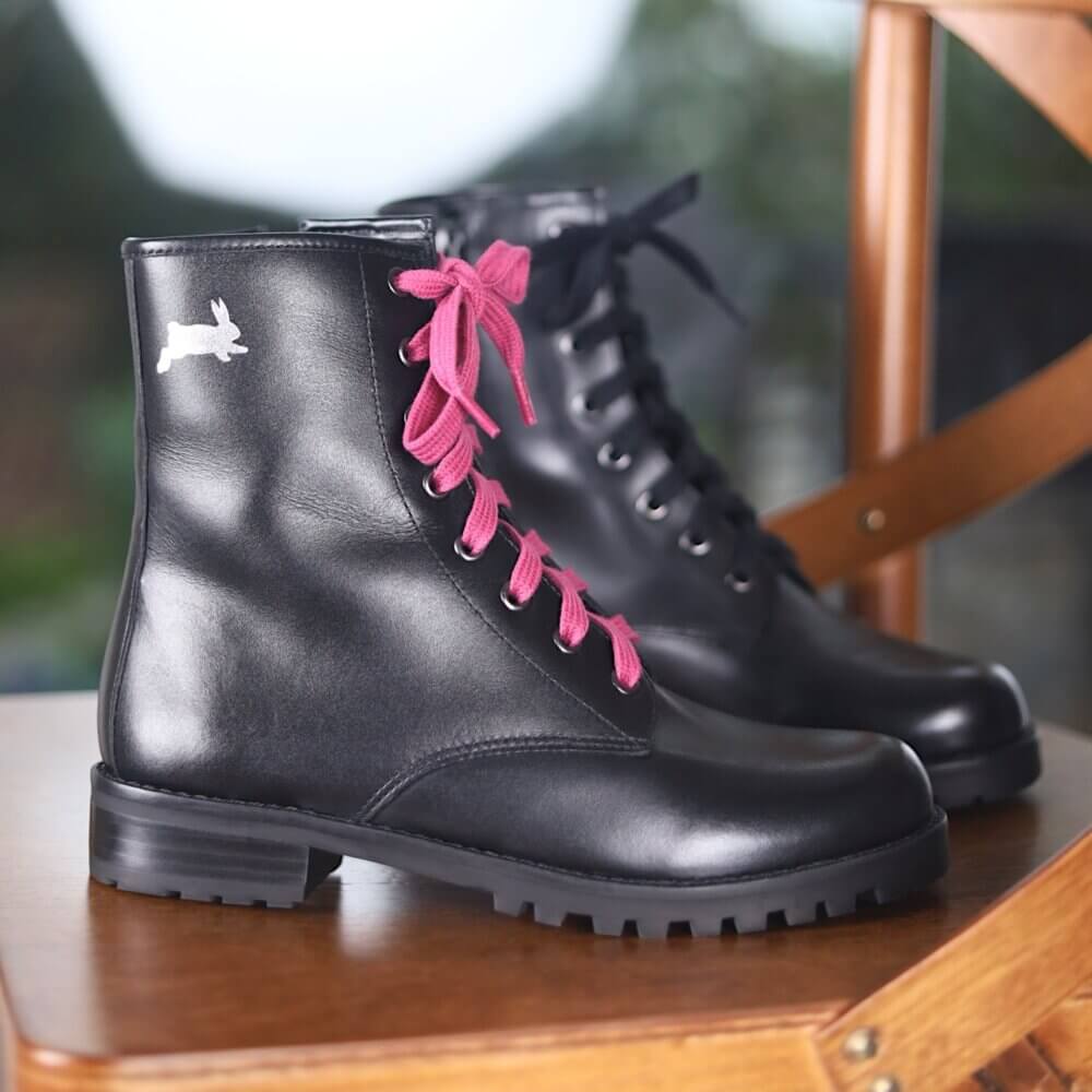 Black Rabbit All Black em couro Alice de Copas 10