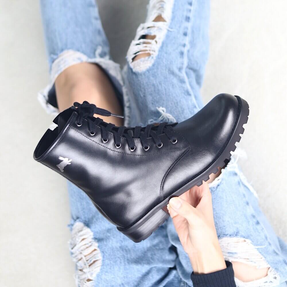 Black Rabbit All Black em couro Alice de Copas 14