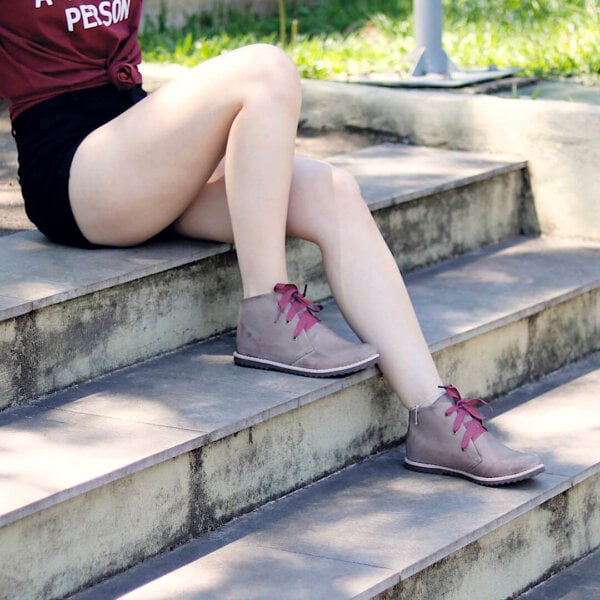 bota-cano-curto-marrom-cadarco-roxo-mila clara