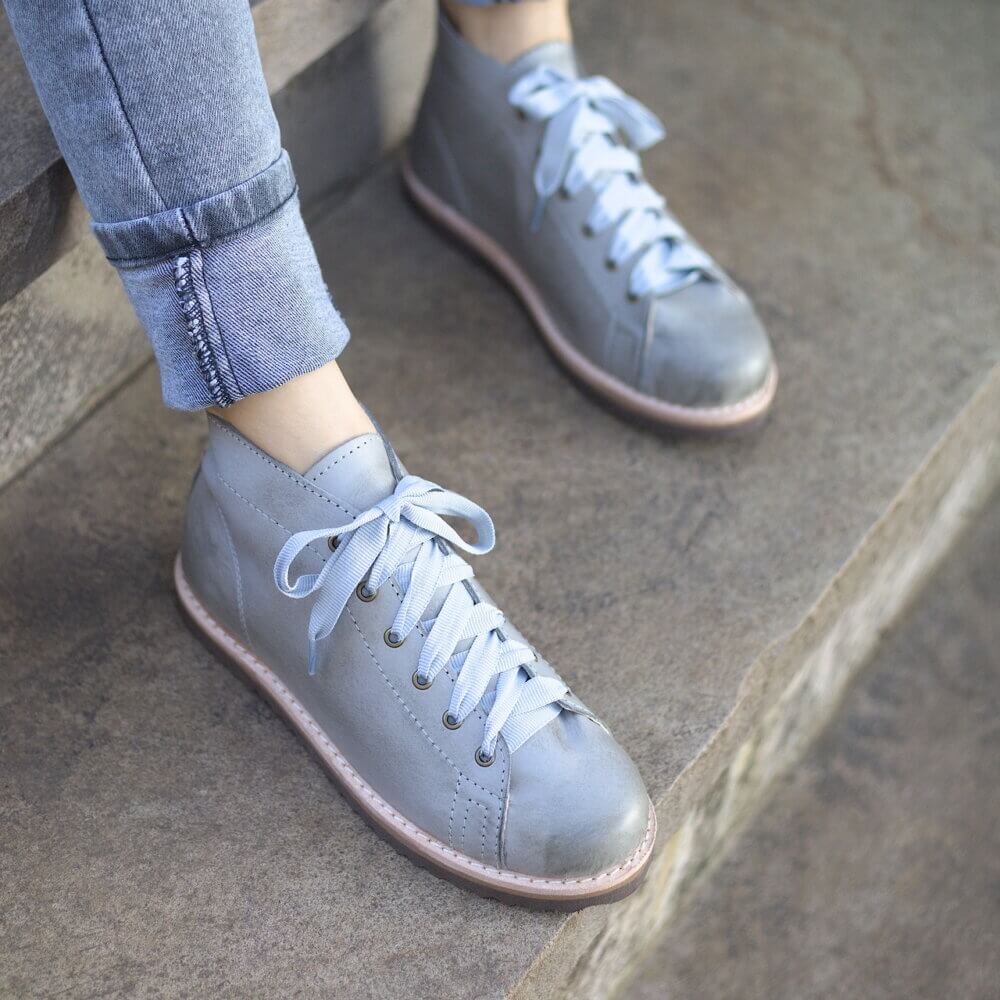 bota cano curto em couro dust cinza alice de copas 01