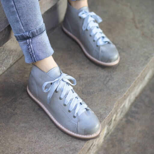 bota cano curto em couro dust cinza alice de copas 01