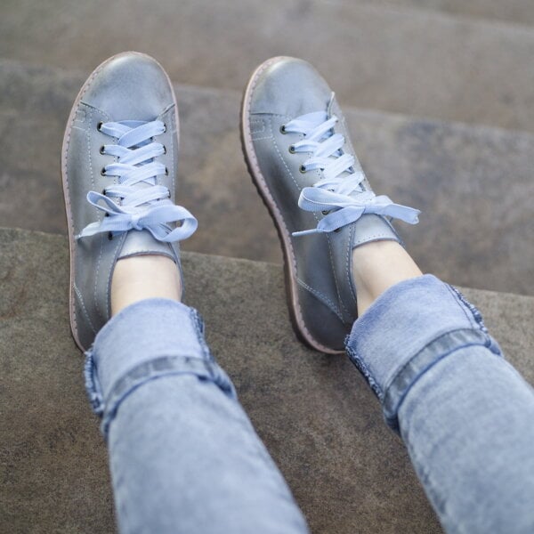 bota cano curto em couro dust cinza alice de copas 03