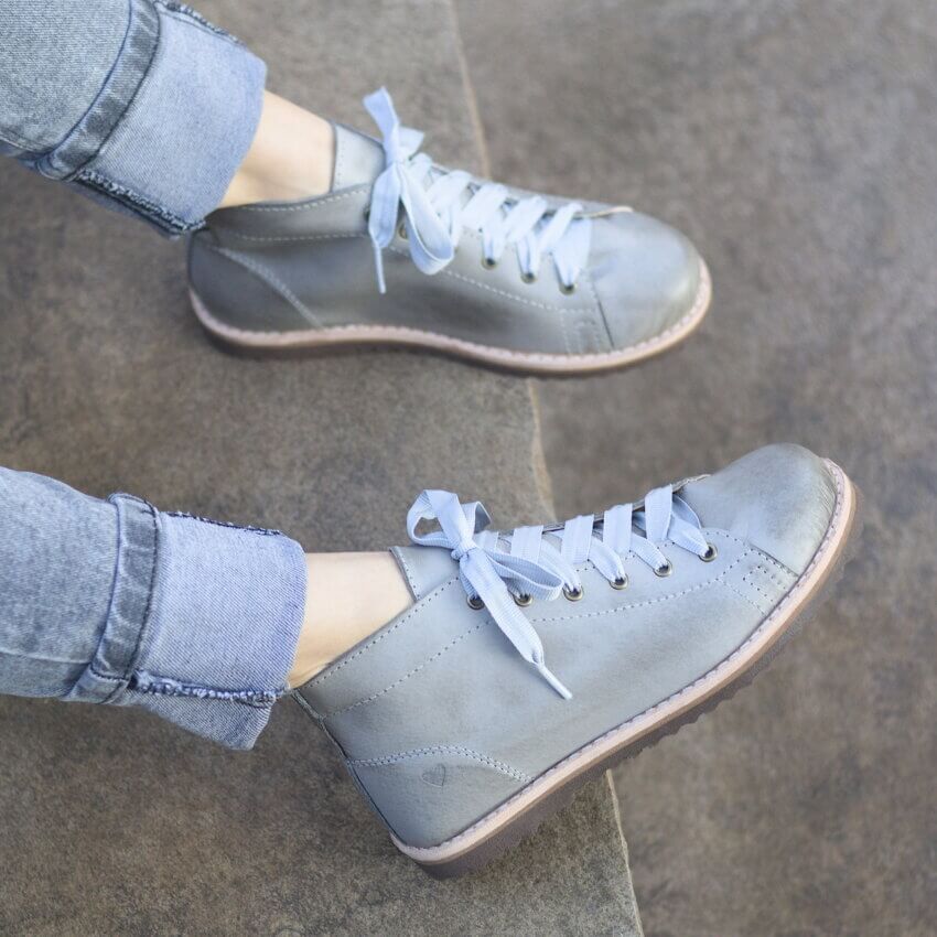 bota cano curto em couro dust cinza alice de copas 05