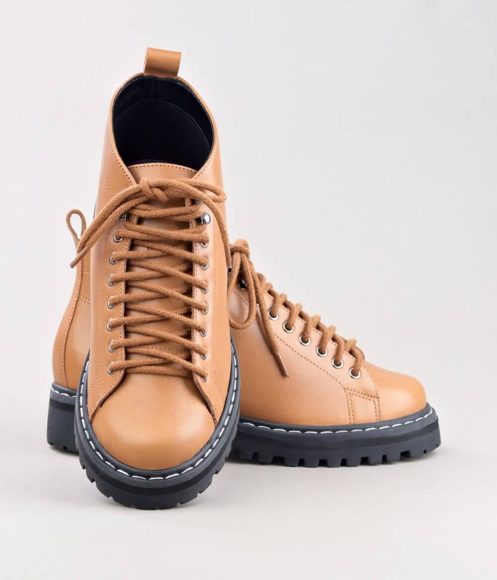 Fall Camel | Alice de Copas | Bota Cano Curto em Couro Legítimo Solado Tratorado e Cadarço Camel