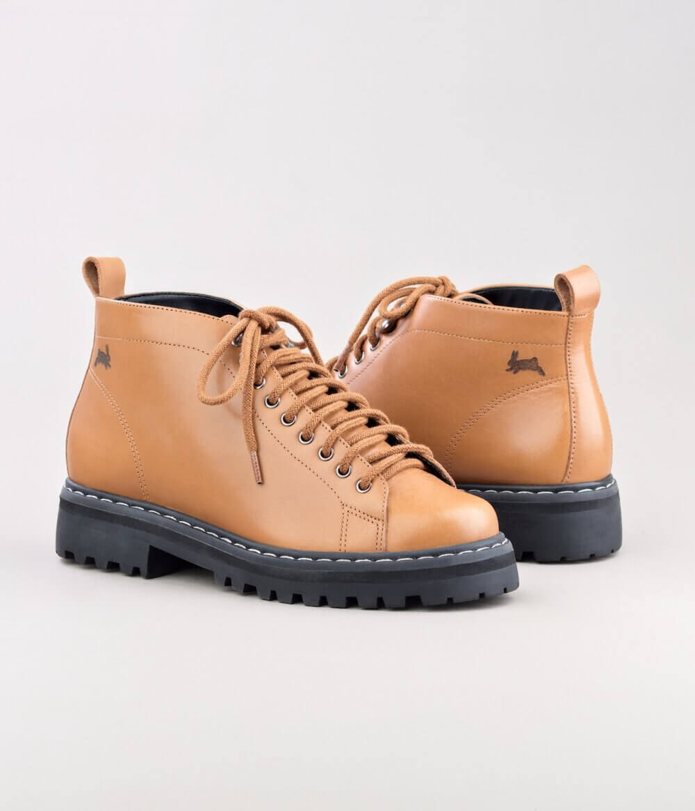 Fall Camel | Alice de Copas | Bota Cano Curto em Couro Legítimo Solado Tratorado e Cadarço Camel e Detalhe Coelho