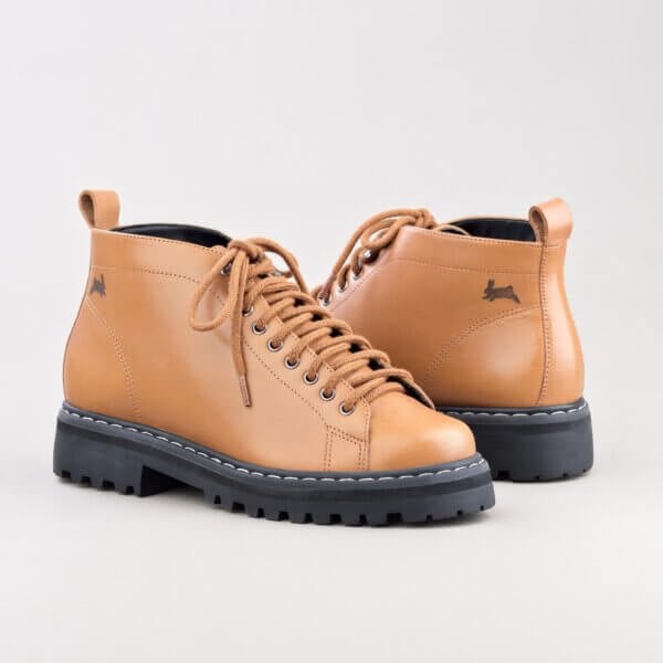 Fall Camel | Alice de Copas | Bota Cano Curto em Couro Legítimo Solado Tratorado e Cadarço Camel e Detalhe Coelho