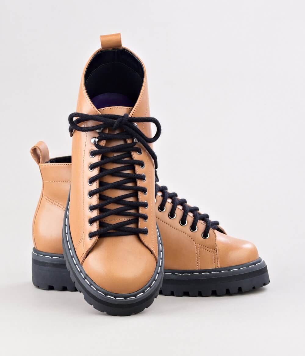 Fall Camel | Alice de Copas | Bota Cano Curto em Couro Legítimo Solado Tratorado e Cadarço Preto