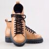 Fall Camel | Alice de Copas | Bota Cano Curto em Couro Legítimo Solado Tratorado e Cadarço Preto