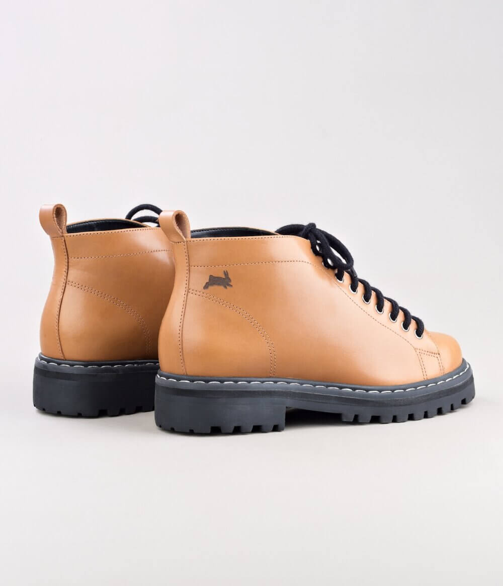 Fall Camel | Alice de Copas | Bota Cano Curto em Couro Legítimo Solado Tratorado e Cadarço Preto e Detalhe Coelho