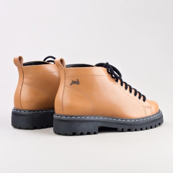 Fall Camel | Alice de Copas | Bota Cano Curto em Couro Legítimo Solado Tratorado e Cadarço Preto e Detalhe Coelho