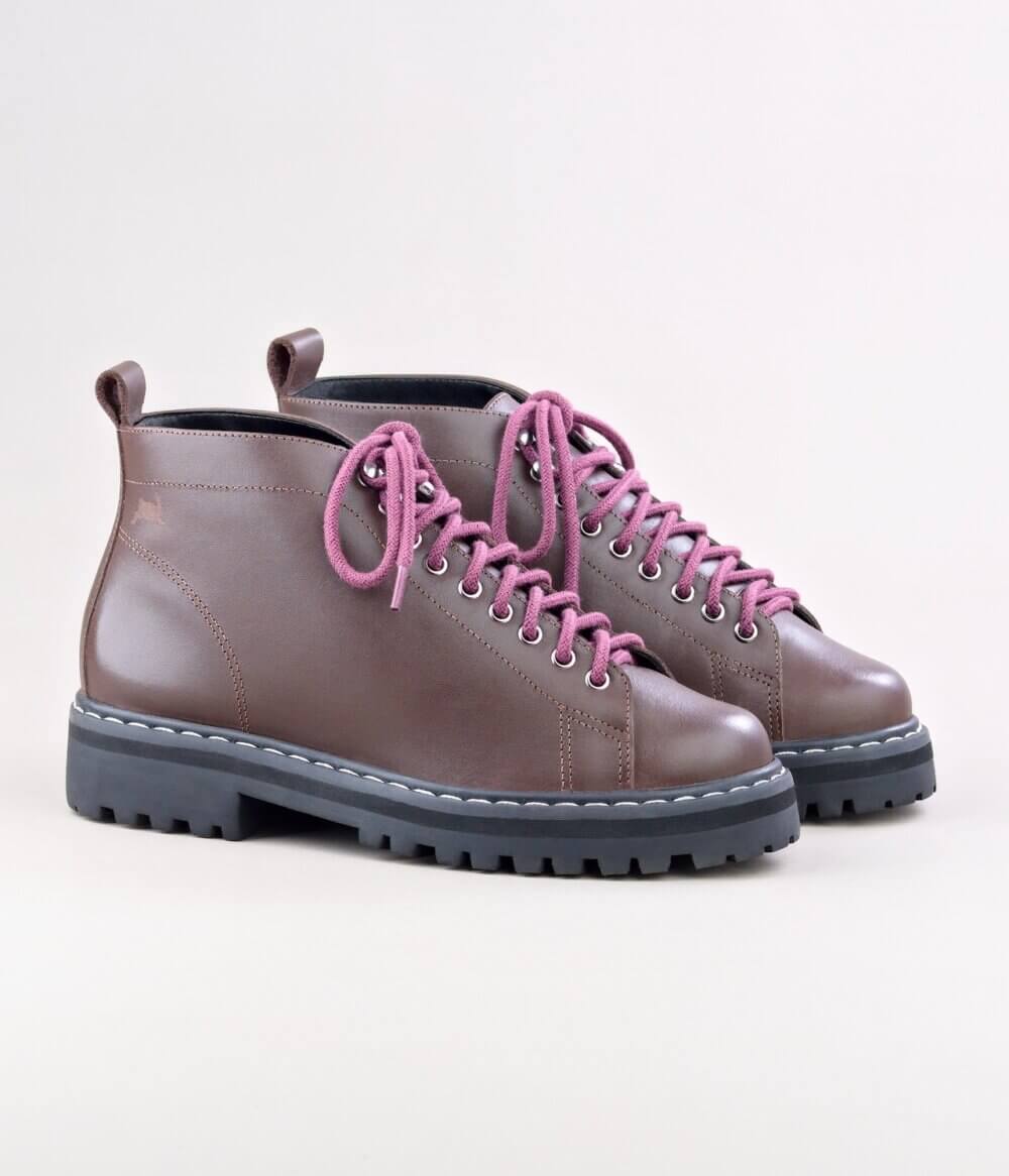 Fall Marrom | Alice de Copas | Bota Cano Curto em Couro Legítimo Solado Tratorado e Cadarço Lilás