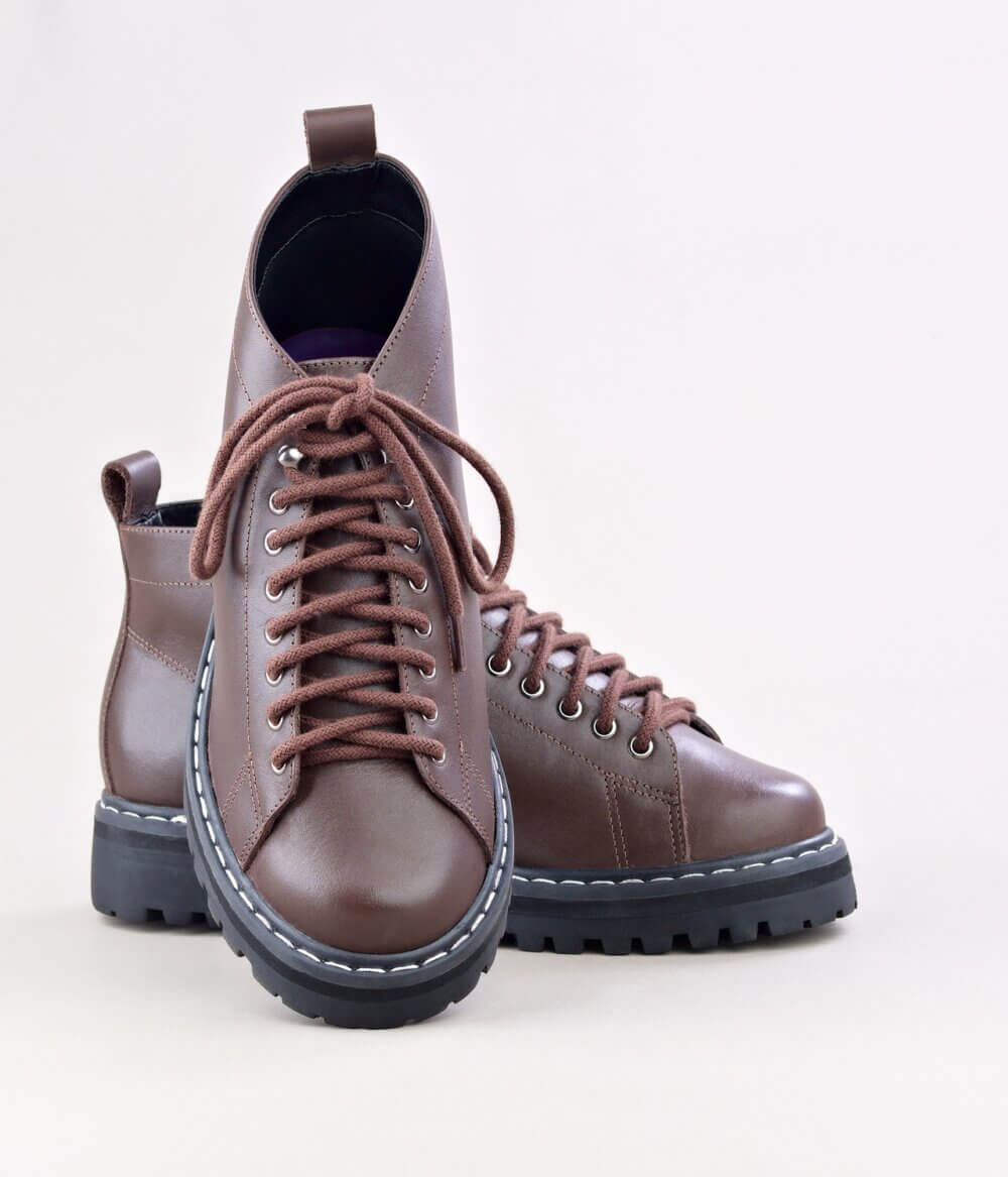 Fall Marrom | Alice de Copas | Bota Cano Curto em Couro Legítimo Solado Tratorado e Cadarço Marrom Básico