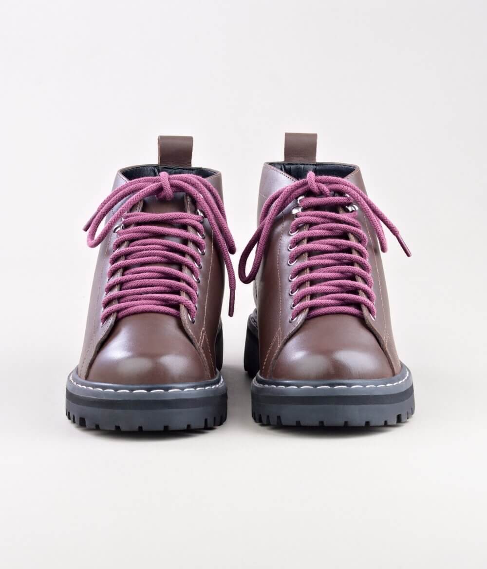 Fall Marrom | Alice de Copas | Bota Cano Curto em Couro Legítimo Solado Tratorado e Cadarço Roxo