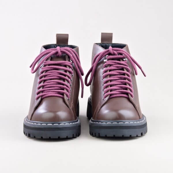 Fall Marrom | Alice de Copas | Bota Cano Curto em Couro Legítimo Solado Tratorado e Cadarço Roxo