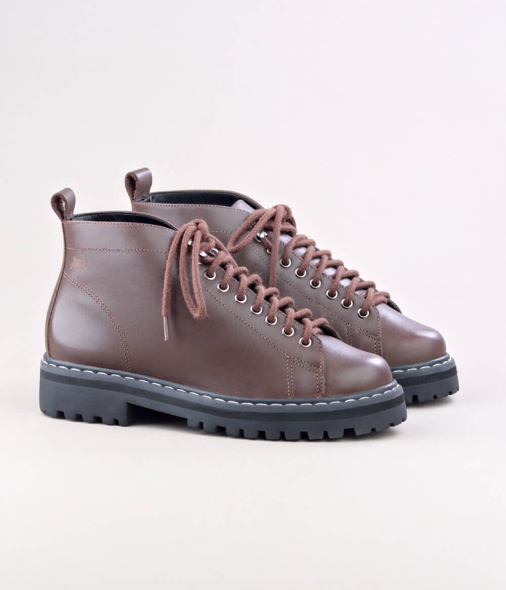Fall Marrom | Alice de Copas | Bota Cano Curto em Couro Legítimo Solado Tratorado e Detalhe Cadarço