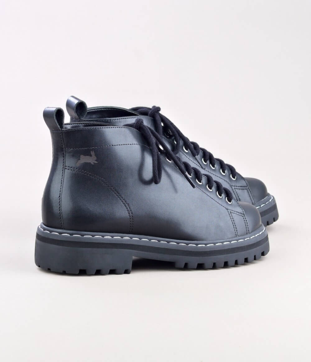 Fall Preta | Alice de Copas | Bota Cano Curto em Couro Legítimo Solado Tratorado e Cadarço Colorido Detalhe Coelho