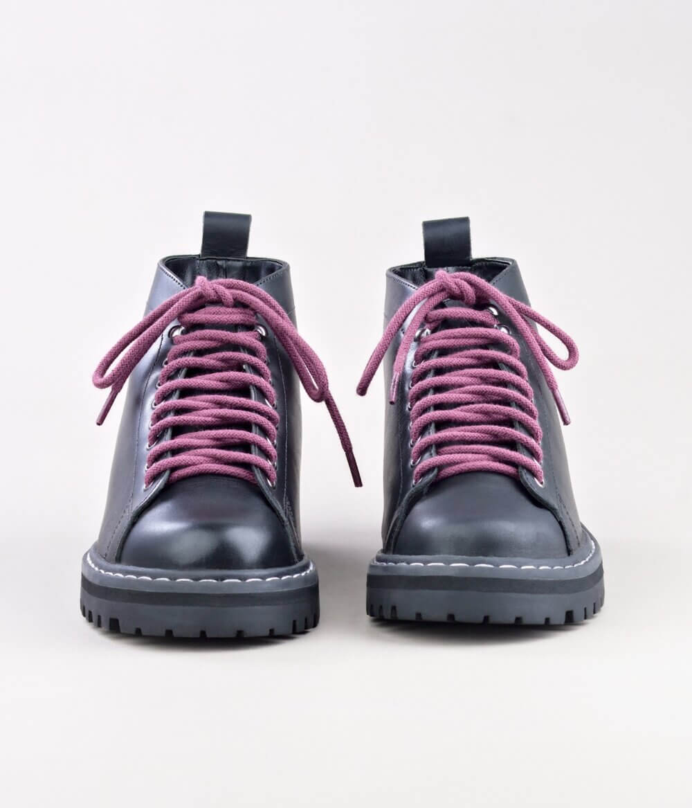 Fall Preta | Alice de Copas | Bota Cano Curto em Couro Legítimo Solado Tratorado e Cadarço Colorido Lilás8