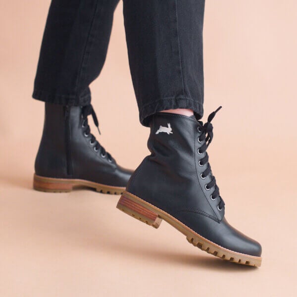 Bota Scout Preta | Black Rabbit | Couro legítimo Preto | Alice de Copas