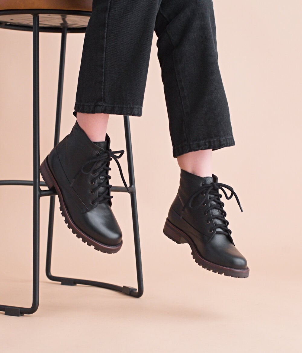 bota feminina preta em couro legítimo heart raven black rabbit com coração no calcanhar
