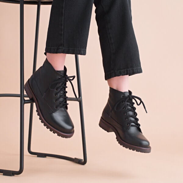 bota feminina preta em couro legítimo heart raven black rabbit com coração no calcanhar
