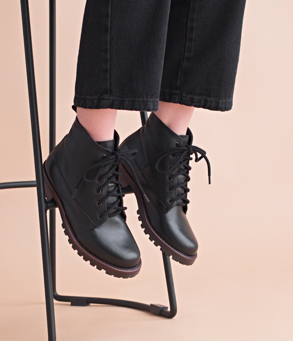par de botas heart raven black rabbit couro legítimo preta