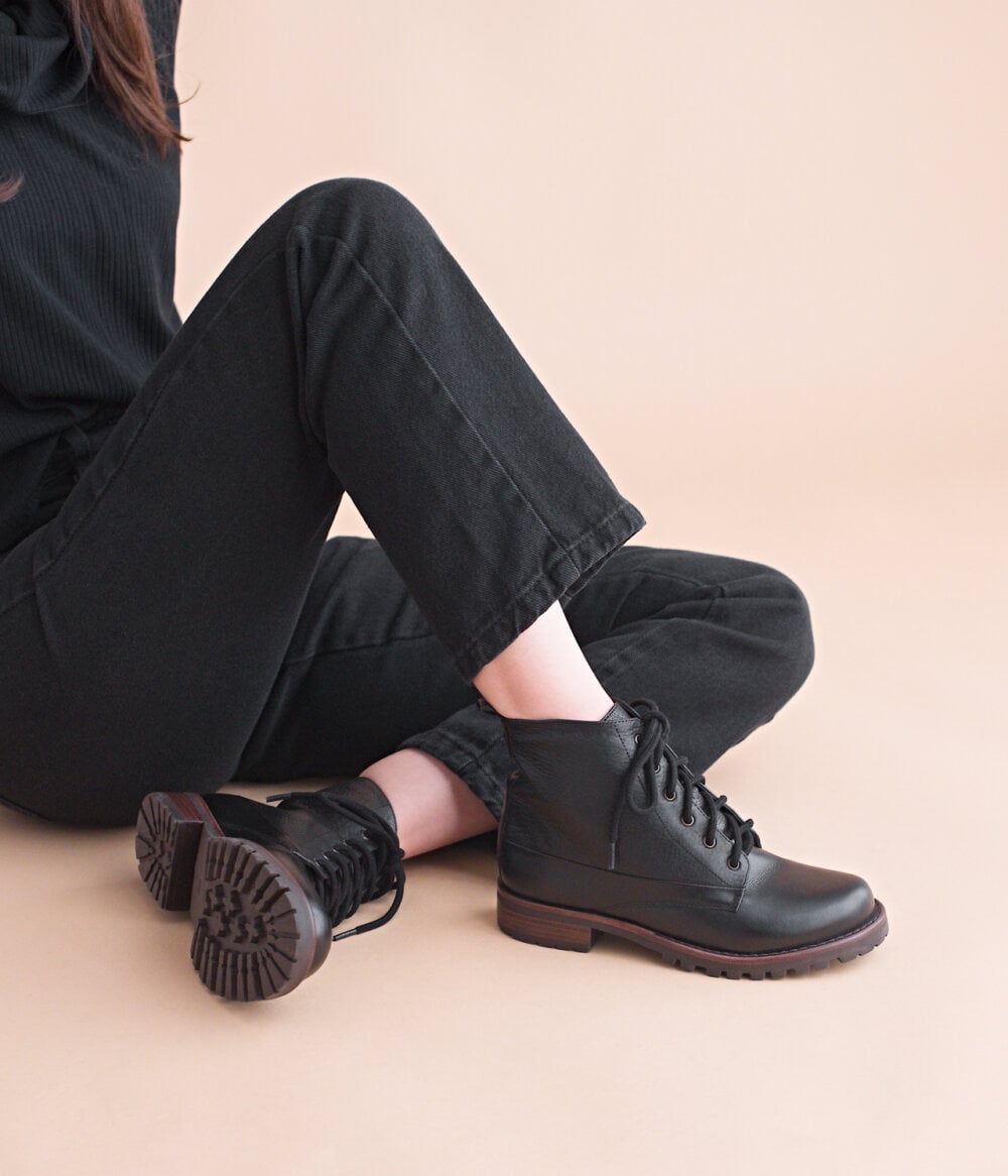 bota feminina couro preta heart raven black rabbit vista lateral