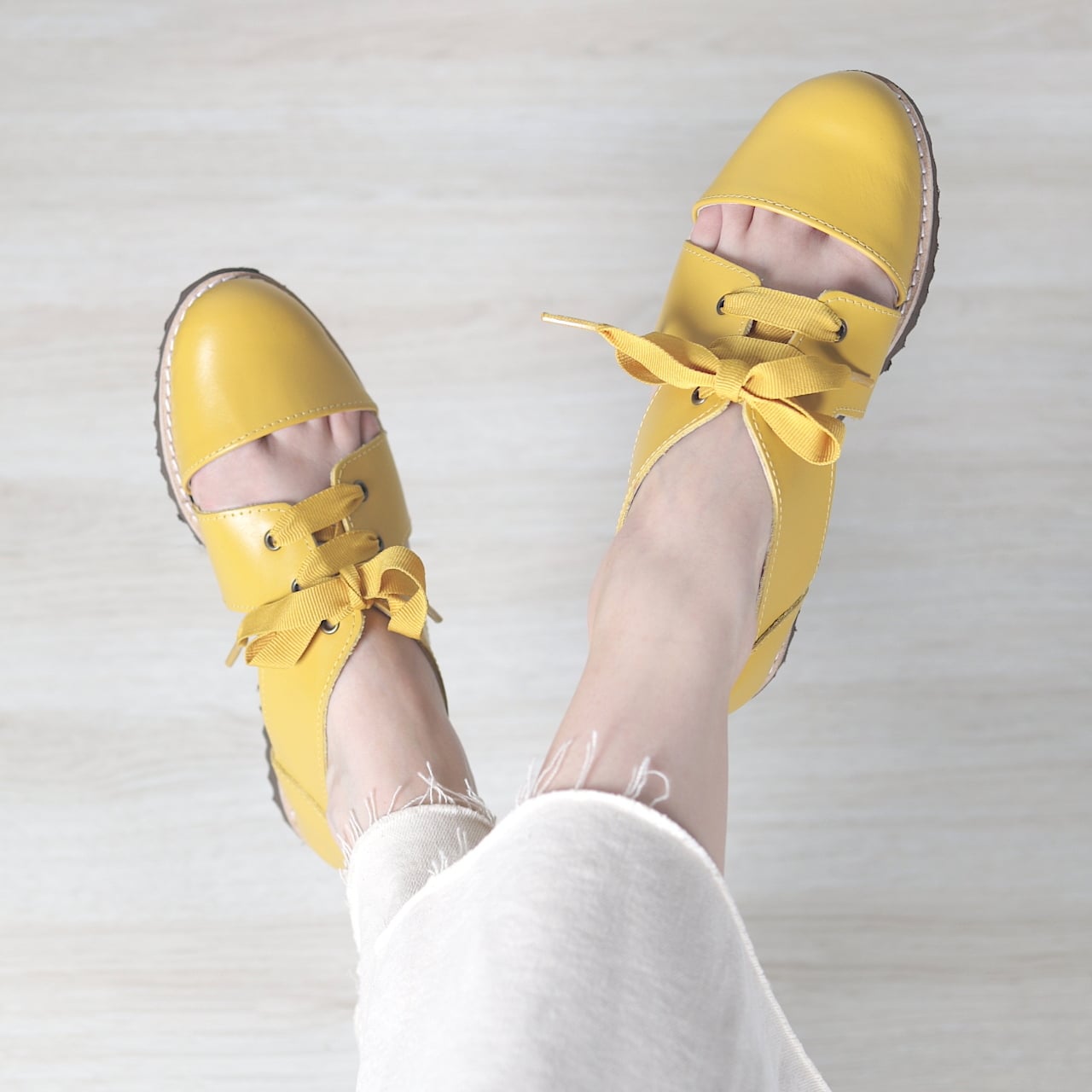 Sapatinho aberto alice disse cutout amarelo 01